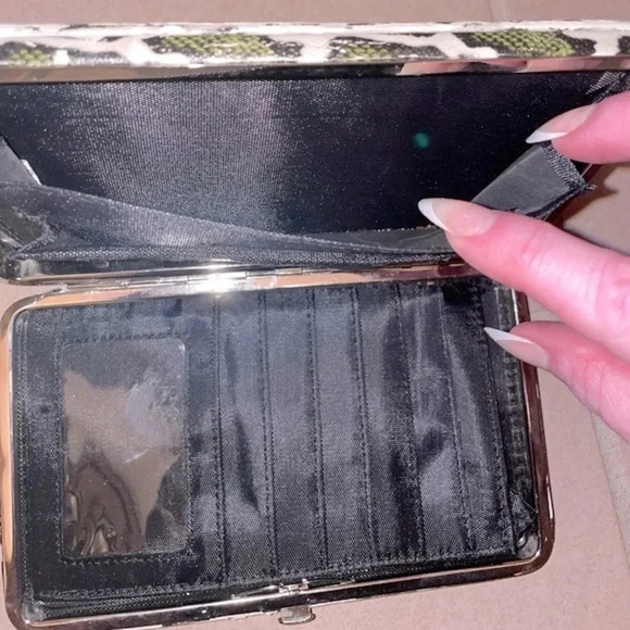 HARD CASE IVORY GREEN AND BLACK PYTHON FAUX LEATHER CLUTCH - Picture 4 of 9